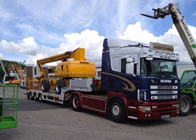 Transport d'engin d'élévation de type nacelle