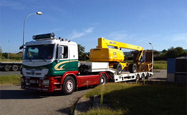 Transport d'engin d'élévation de type nacelle