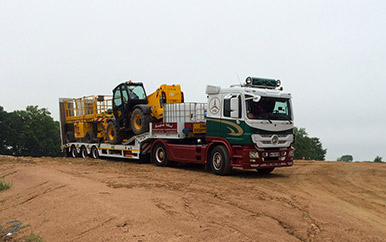 Transport d'engin d'élévation de type nacelle