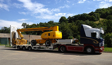 Transport d'engin d'élévation de type nacelle